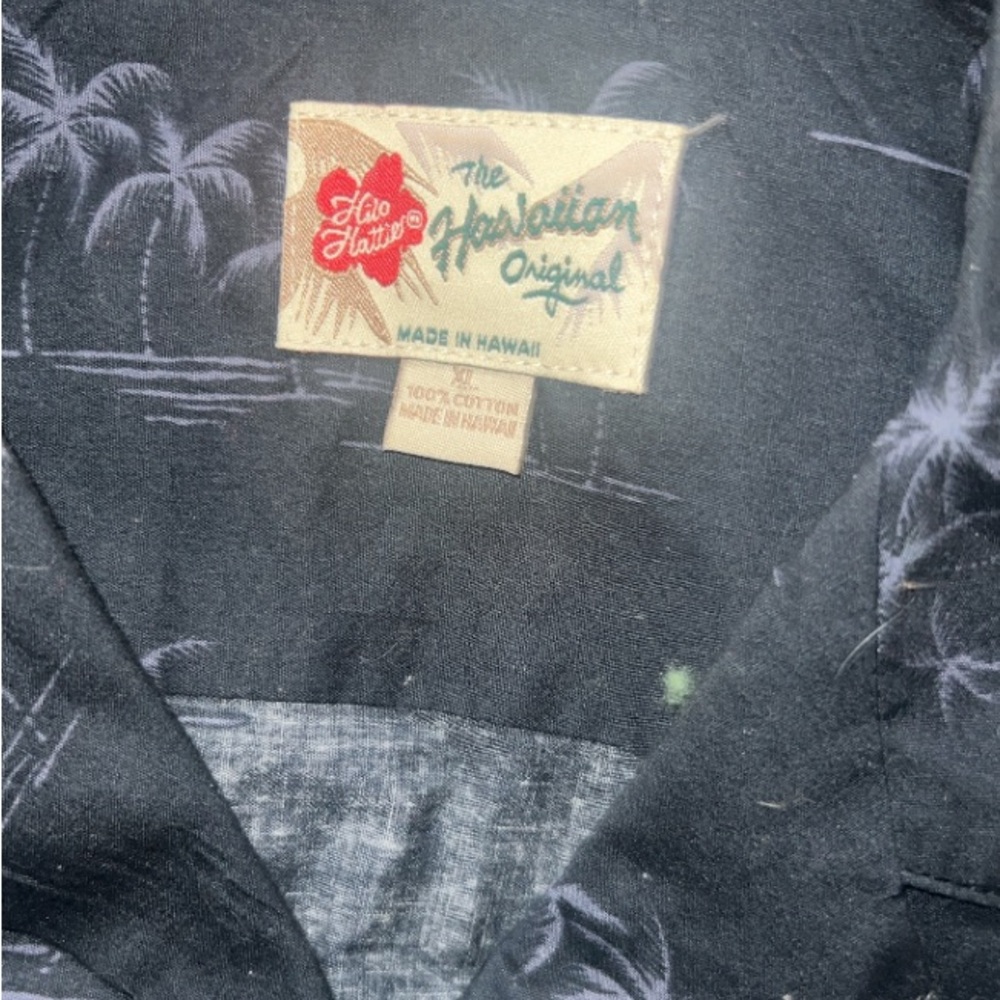 The Hawaiin Original Hilo Hattie Black Shirt with Green Turtle Design - Picture 4 of 4
